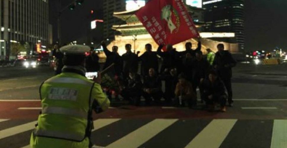 훈훈한 광화문 촛불집회 사진 1장,SNS후끈 ‘의령군 농민 시위대 기념사진 촬영해주는 경찰관