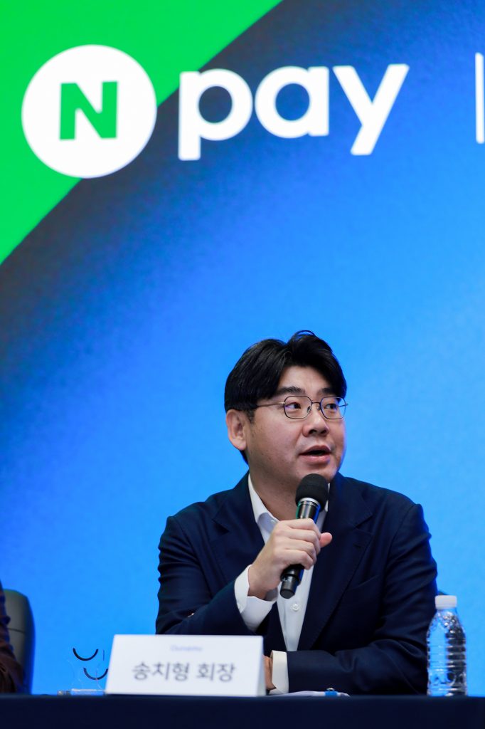 [사진] 3사 공동 기자간담회에서 기자 질의에 답변하는 두나무 송치형 회장