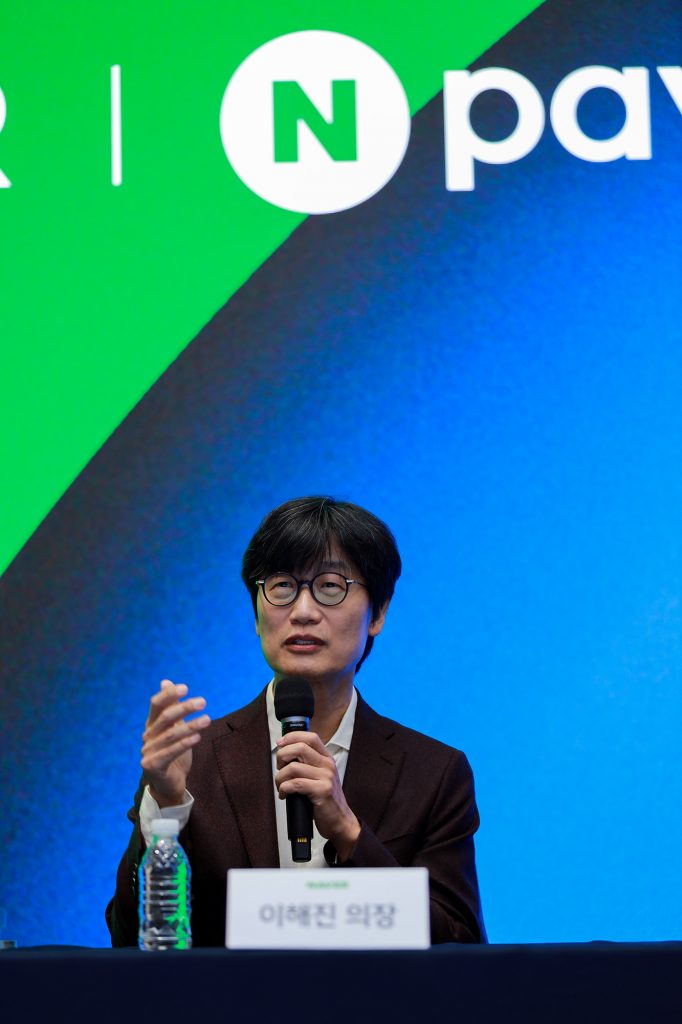 [사진] 3사 공동 기자간담회에서 기자 질의에 답변하는 이해진 네이버 이사회 의장